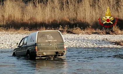 Belluno, fuoristrada bloccato nel Piave: l’intervento dei vigili del fuoco