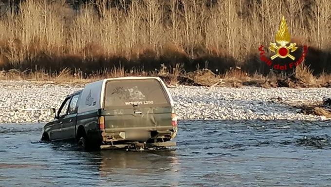 Belluno, fuoristrada bloccato nel Piave: l’intervento dei vigili del fuoco