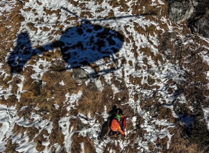 Cacciatore scivola in un canale durante il recupero del cervo appena abbattuto