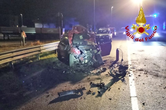 Incidente a Fonzaso, tre feriti e auto accartocciate