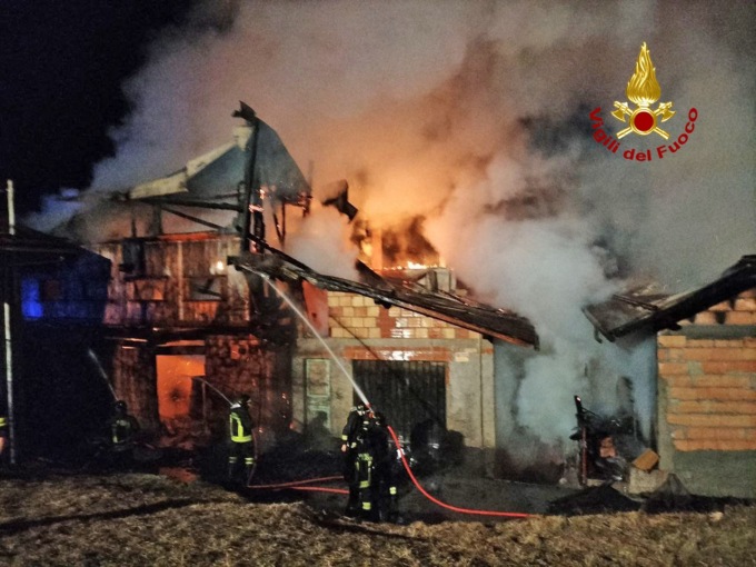 Incendio a Valle di Cadore: evacuate 4 persone