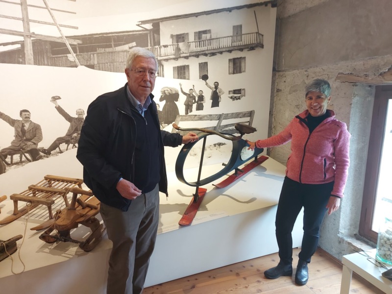 skibob_la conservatrice del museo con il donatore