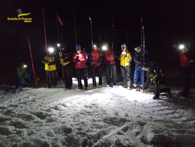 Ricerca e soccorso persone travolte da valanga ad Auronzo, l’esercitazione di Gdf e Cnsas