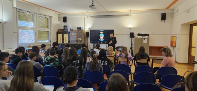 Carabinieri in classe alle Ricci per un dialogo su bullismo e dipendenze