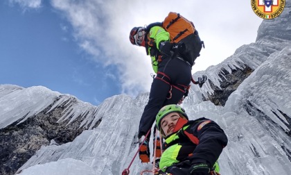 Aumentano gli ice-climber e gli incidenti: addestramento a Cortina per il recupero degli infortunati