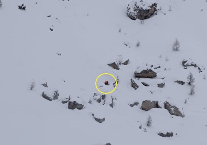 Perde scarpe e ciaspe nella neve, ventenne spagnolo costretto a chiamare i soccorsi