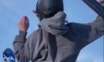 Il video del turista polacco che salta dalla seggiovia in movimento a Zoldo