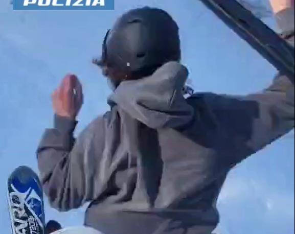Il video del turista polacco che salta dalla seggiovia in movimento a Zoldo