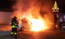 Ponte nelle Alpi, auto a Gpl avvolta dalle fiamme. Incendio spento dopo due ore