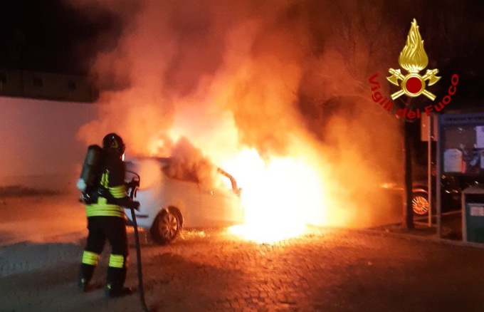 Ponte nelle Alpi, auto a Gpl avvolta dalle fiamme. Incendio spento dopo due ore