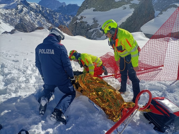 Cade con gli sci ad Arabba, alcuni sciatori se ne accorgono e chiamano i soccorsi