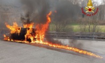 Mini Cooper avvolta dalle fiamme a Sospirolo, nessuna persona coinvolta