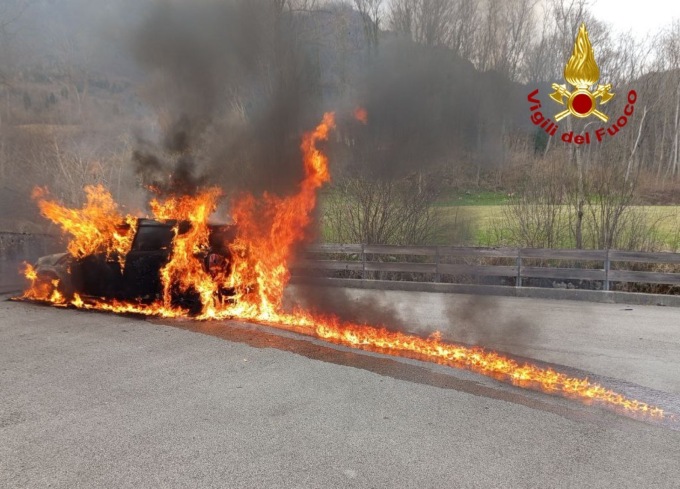 Mini Cooper avvolta dalle fiamme a Sospirolo, nessuna persona coinvolta