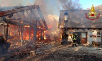 Divampano le fiamme in Alpago, poi esplode una bombola GPL. Nessun ferito