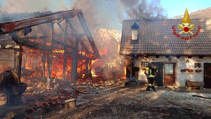 Divampano le fiamme in Alpago, poi esplode una bombola GPL. Nessun ferito