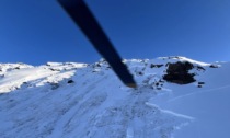 Travolto da una valanga sul Pordoi, gli agenti vedono un braccio spuntare dalla neve e lo salvano