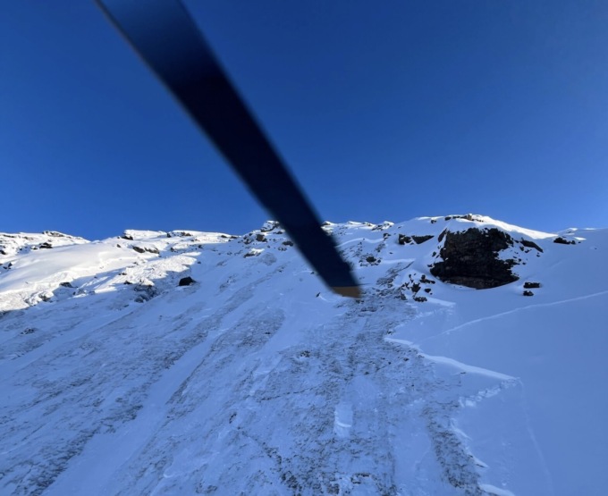 Travolto da una valanga sul Pordoi, gli agenti vedono un braccio spuntare dalla neve e lo salvano