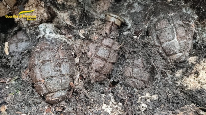 Scoperte 8 bombe a mano sotto alcuni massi in Nevegal