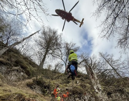 Ruzzola per 20 metri in una scarpata: 72enne salvato dal soccorso alpino