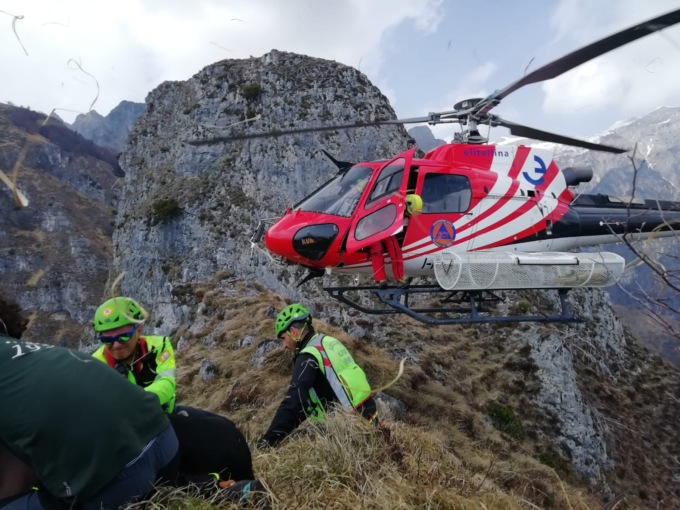 In cresta con i cani, la femmina “Nuvola” scivola e precipita per 70 metri