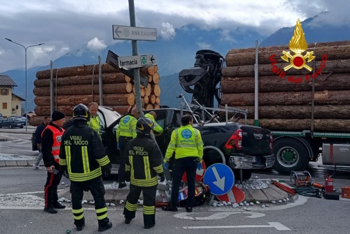 Incidente tra un camion e un pick-up a Calalzo, una persona in fin di vita