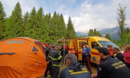 Ricerca dispersi sulle Dolomiti: addestramento congiunto con droni, cani e tecnologia GPS