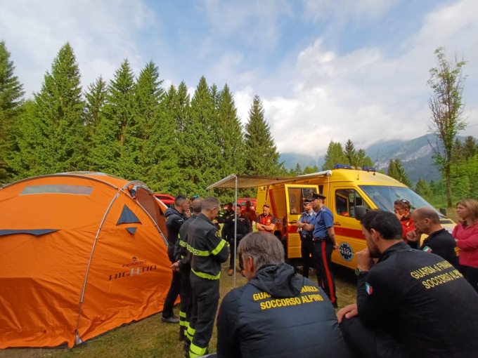 Ricerca dispersi sulle Dolomiti: addestramento congiunto con droni, cani e tecnologia GPS
