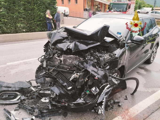 Frontale tra due auto ad Alano, feriti i conducenti