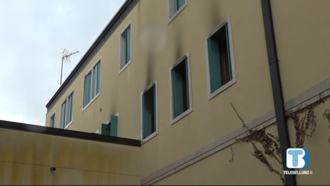 Incendio in via Caffi: 16 appartamenti evacuati per un totale di 20 persone