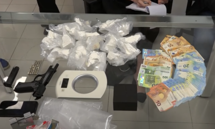 Un chilo di cocaina, pistole e contanti: arrestato 23enne bellunese