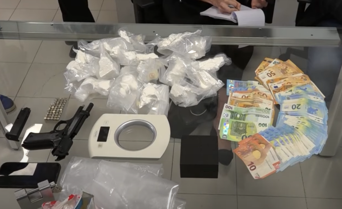 Un chilo di cocaina, pistole e contanti: arrestato 23enne bellunese