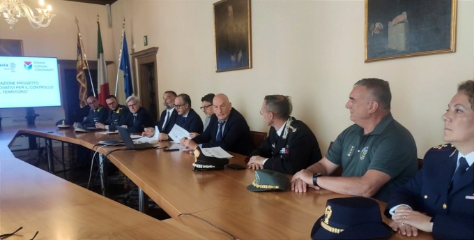 Oltre mezzo milione di euro per le forze dell’ordine bellunesi: droni, motoslitte e veicoli 4×4 per affrontare le sfide del territorio montano
