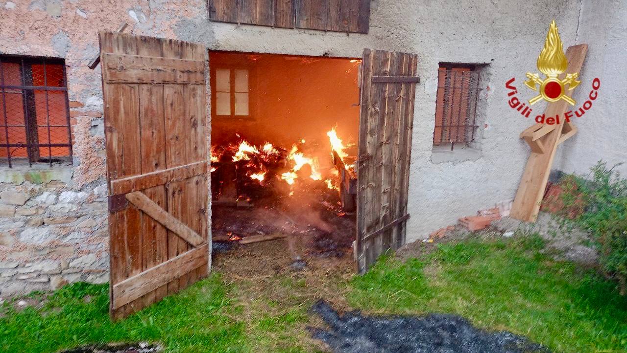 Farra d'Alpago, in fiamme un deposito attrezzi: evitato il peggio grazie ai vigili del fuoco