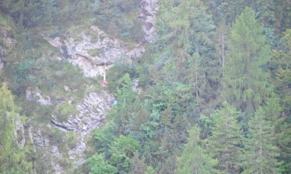 Parapendista in difficoltà sul Monte Piaz: salvo grazie al paracadute d’emergenza