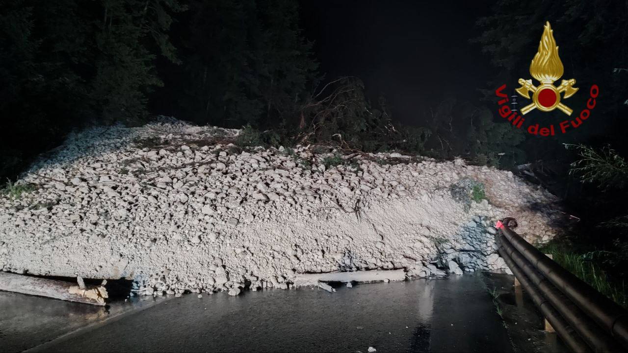 Il video della colata detritica tra Cortina e San Vito: chiusa l’Alemagna