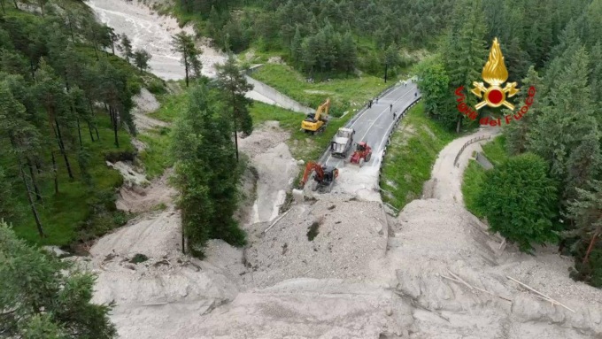 Colate detritiche e frane: riapre l’Alemagna di giorno, ma l’emergenza continua. Appello della Provincia: “Servono aiuti da Stato e Regione”