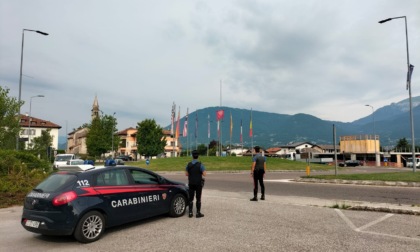Feltre, rapinano coetaneo nel parcheggio di un supermercato: arrestati tre giovani, due sono minorenni