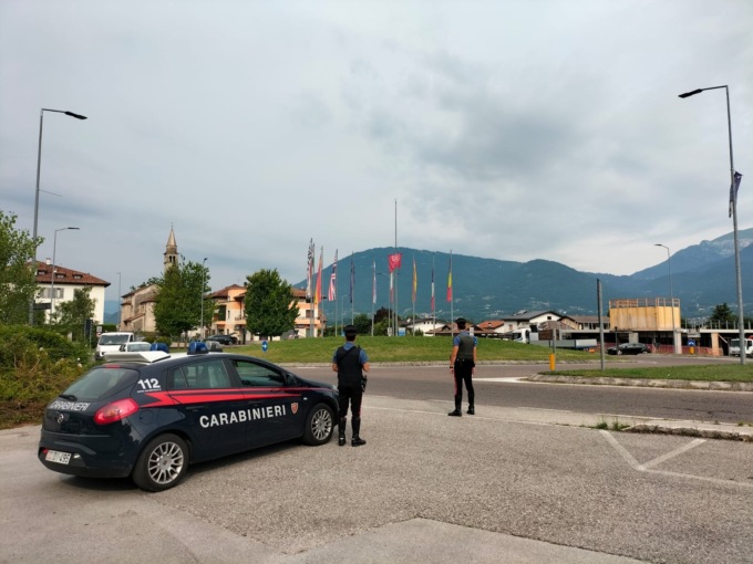 Feltre, rapinano coetaneo nel parcheggio di un supermercato: arrestati tre giovani, due sono minorenni