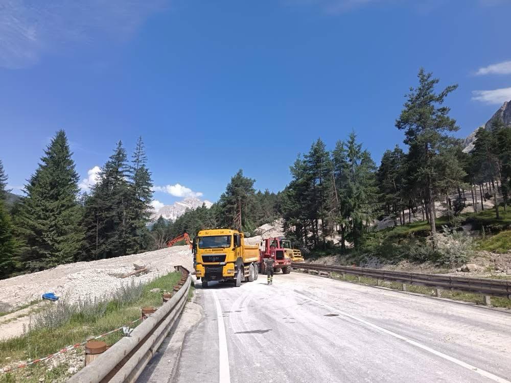 Alemagna chiusa per 15 giorni causa frana: transito consentito solo per le emergenze