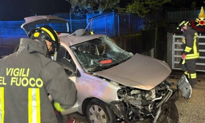 Perde il controllo dell'auto e si schianta contro un muretto