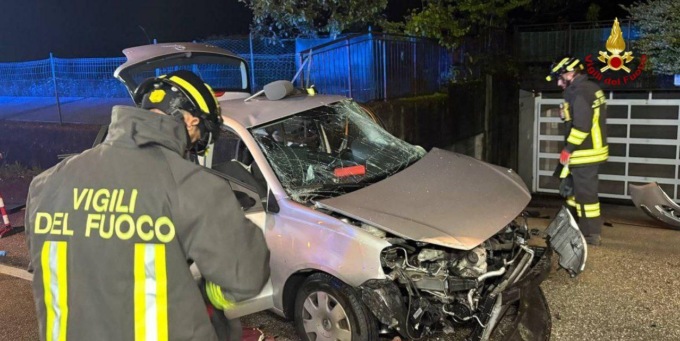 Perde il controllo dell’auto e si schianta contro un muretto