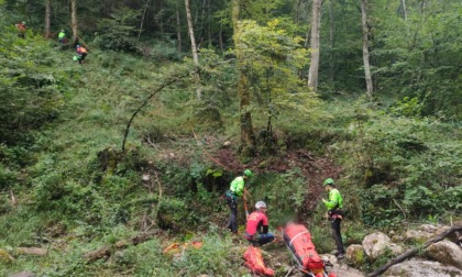Scivola vicino a un corso d'acqua e si frattura il femore: 51enne veneziano recuperato dal soccorso alpino