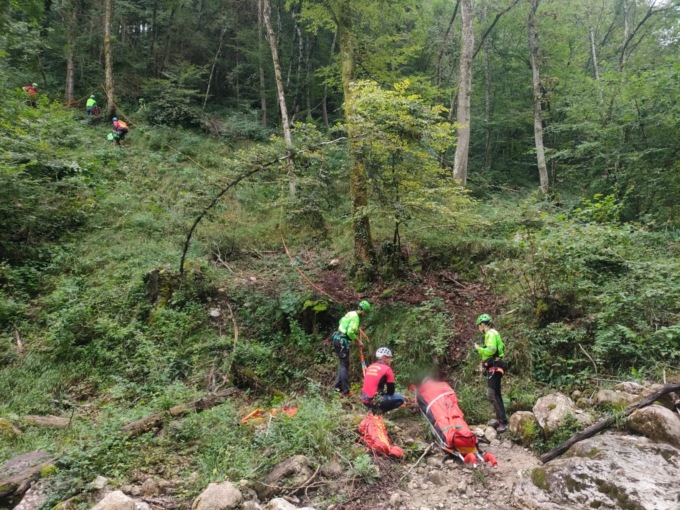Scivola vicino a un corso d’acqua e si frattura il femore: 51enne veneziano recuperato dal soccorso alpino
