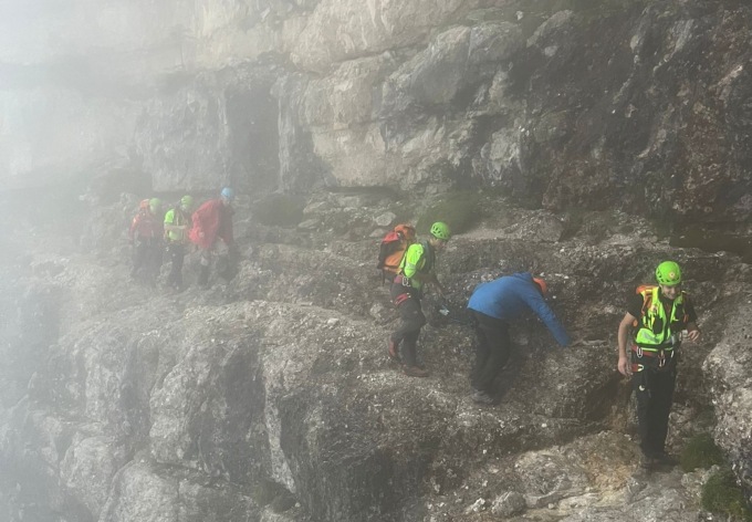Escursionisti sfiniti sul Pelmo chiamano i soccorsi. Elicottero bloccato dalle nubi basse