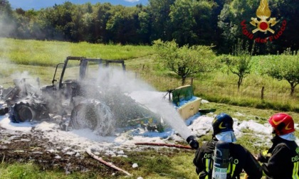 Sedico, trattore prende fuoco in via Viliago: fiamme domate con la schiuma antincendio