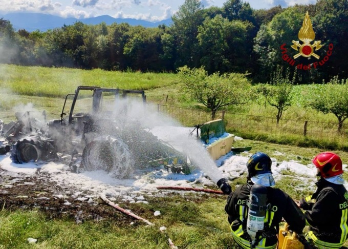 Sedico, trattore prende fuoco in via Viliago: fiamme domate con la schiuma antincendio