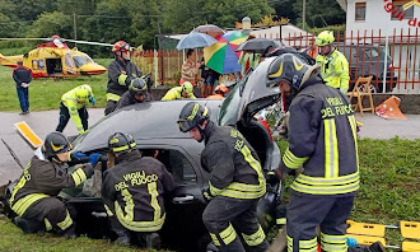 Tre feriti nell'auto finita fuori strada a Quero lungo la Regionale 348
