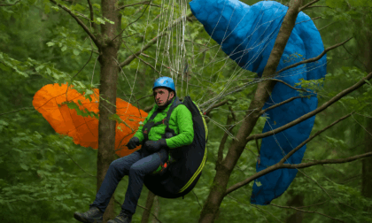 Monte Avena, parapendio rimane incastrato in un albero a 18 metri di altezza