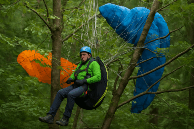 Monte Avena, parapendio rimane incastrato in un albero a 18 metri di altezza