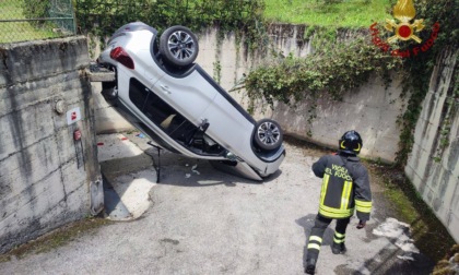 Auto finisce capovolta nella rampa di un garage a Domegge, due feriti